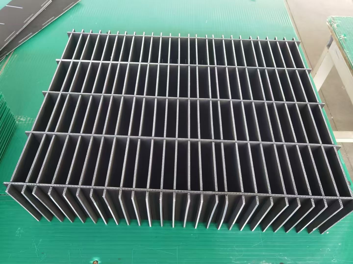 How to Choose PP Corrugated Boxes and Dividers for Reusable Export Packaging Large black PP corrugated divider grid for industrial parts packaging