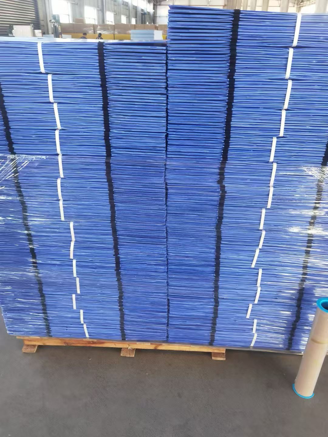 How to Choose PP Corrugated Boxes and Dividers for Reusable Export Packaging Stacked blue PP corrugated sheets for custom boxes and layer pads