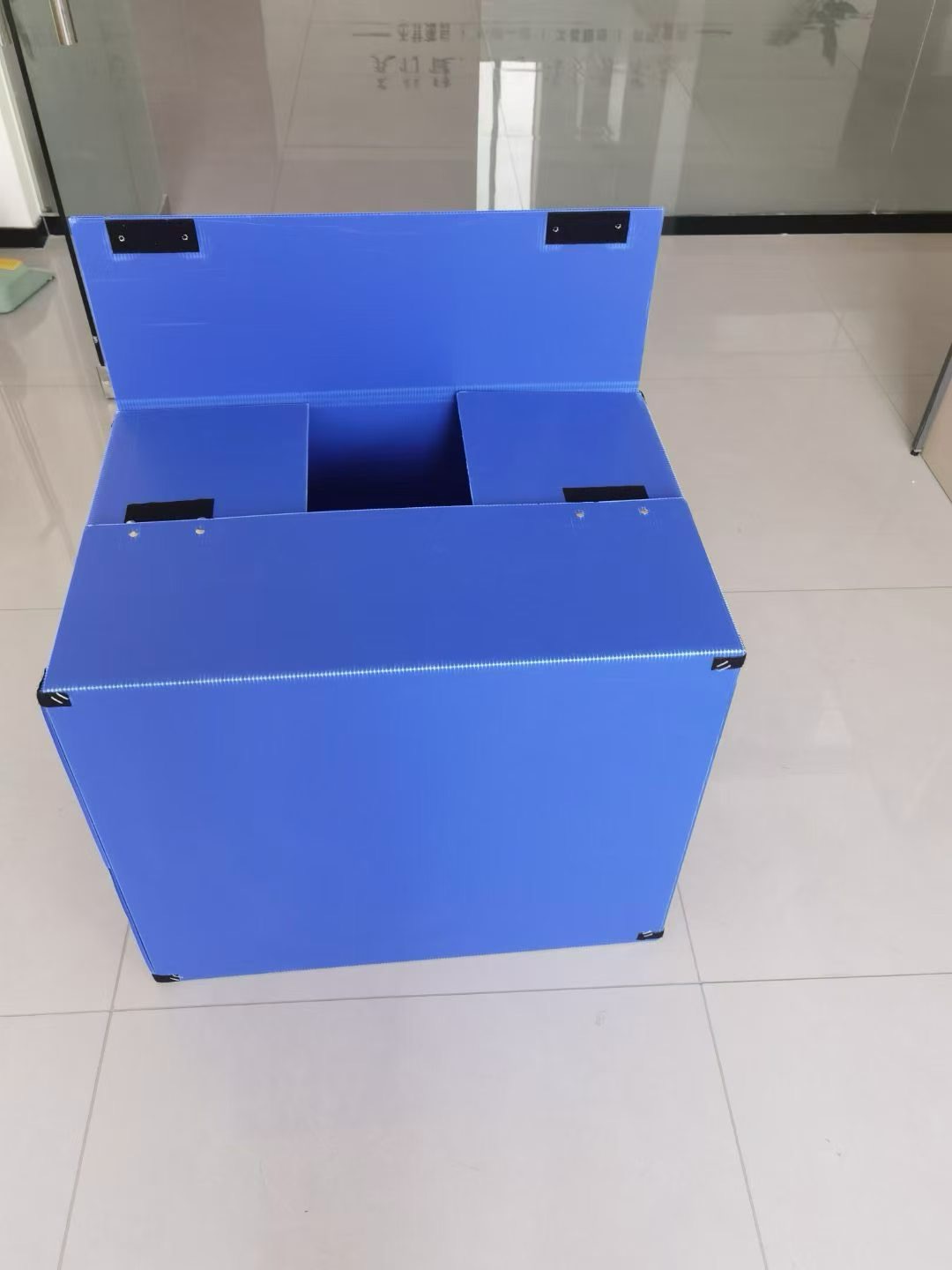 Custom PP Corrugated Plastic Boxes and Dividers for Reusable Packaging Blue PP corrugated plastic folding box with divider insert
