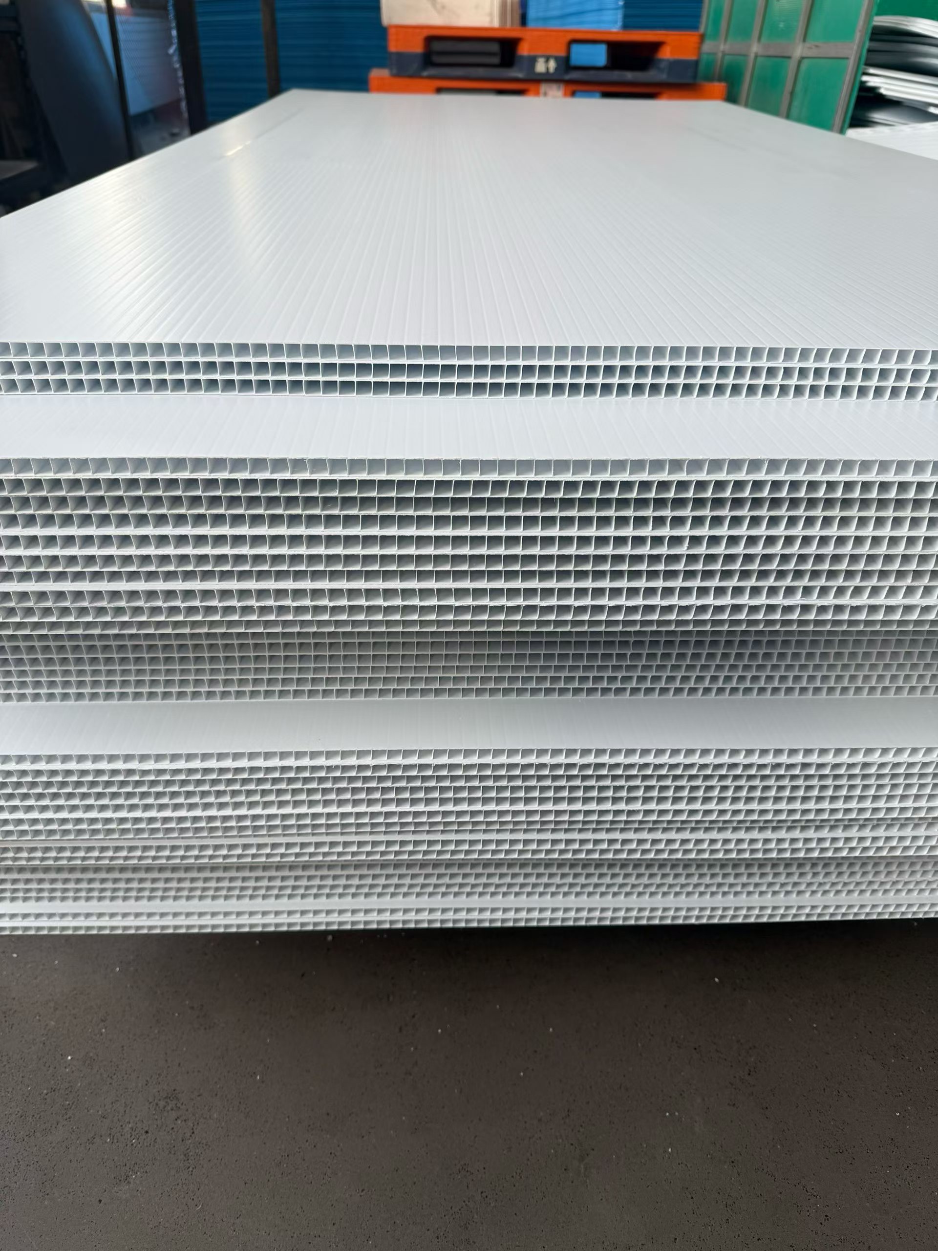 Custom PP Corrugated Plastic Boxes and Dividers for Reusable Packaging Stacked white corrugated plastic sheets for custom cutting