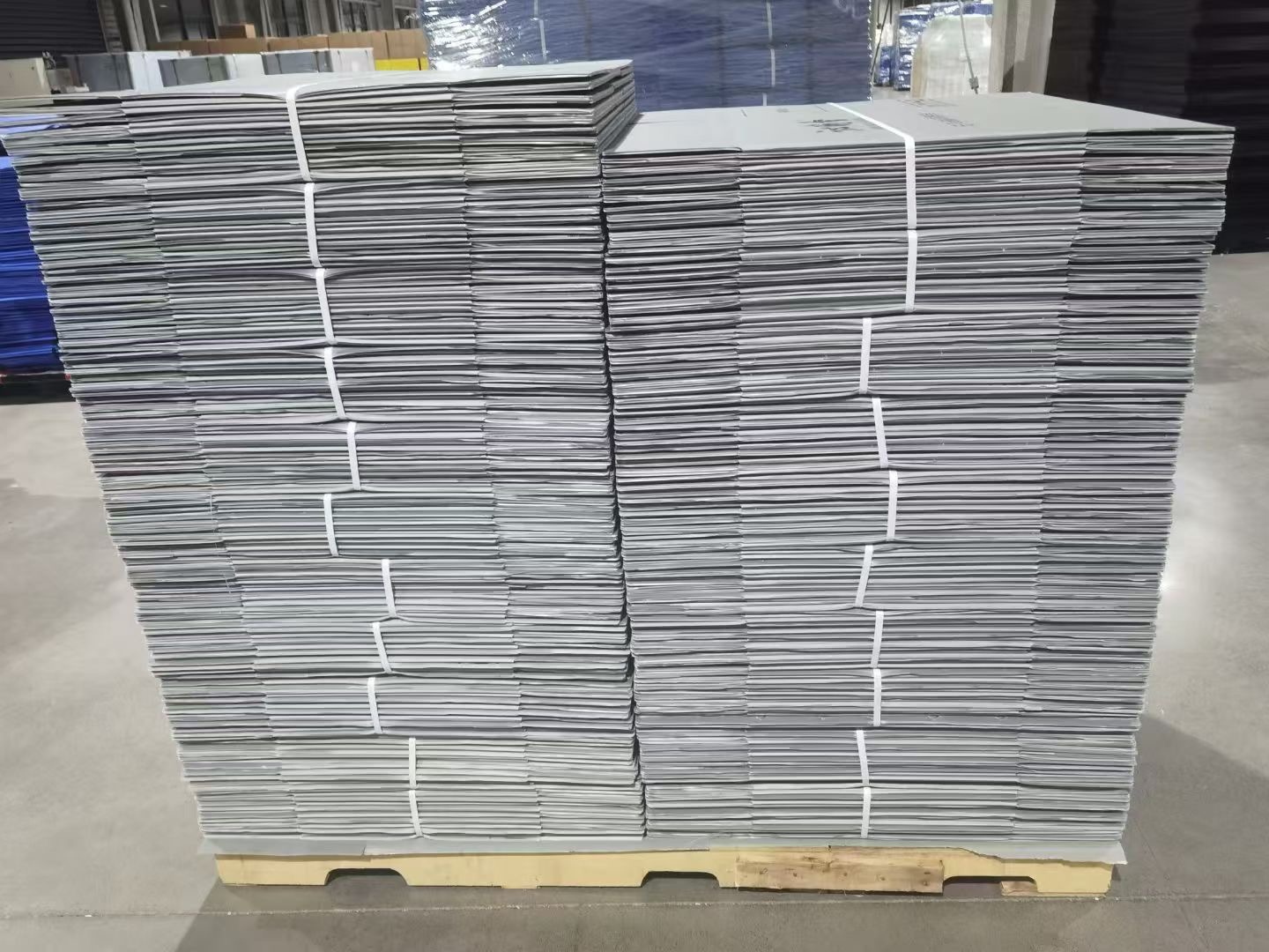 Stacked gray PP corrugated sheets prepared for custom reusable export packaging