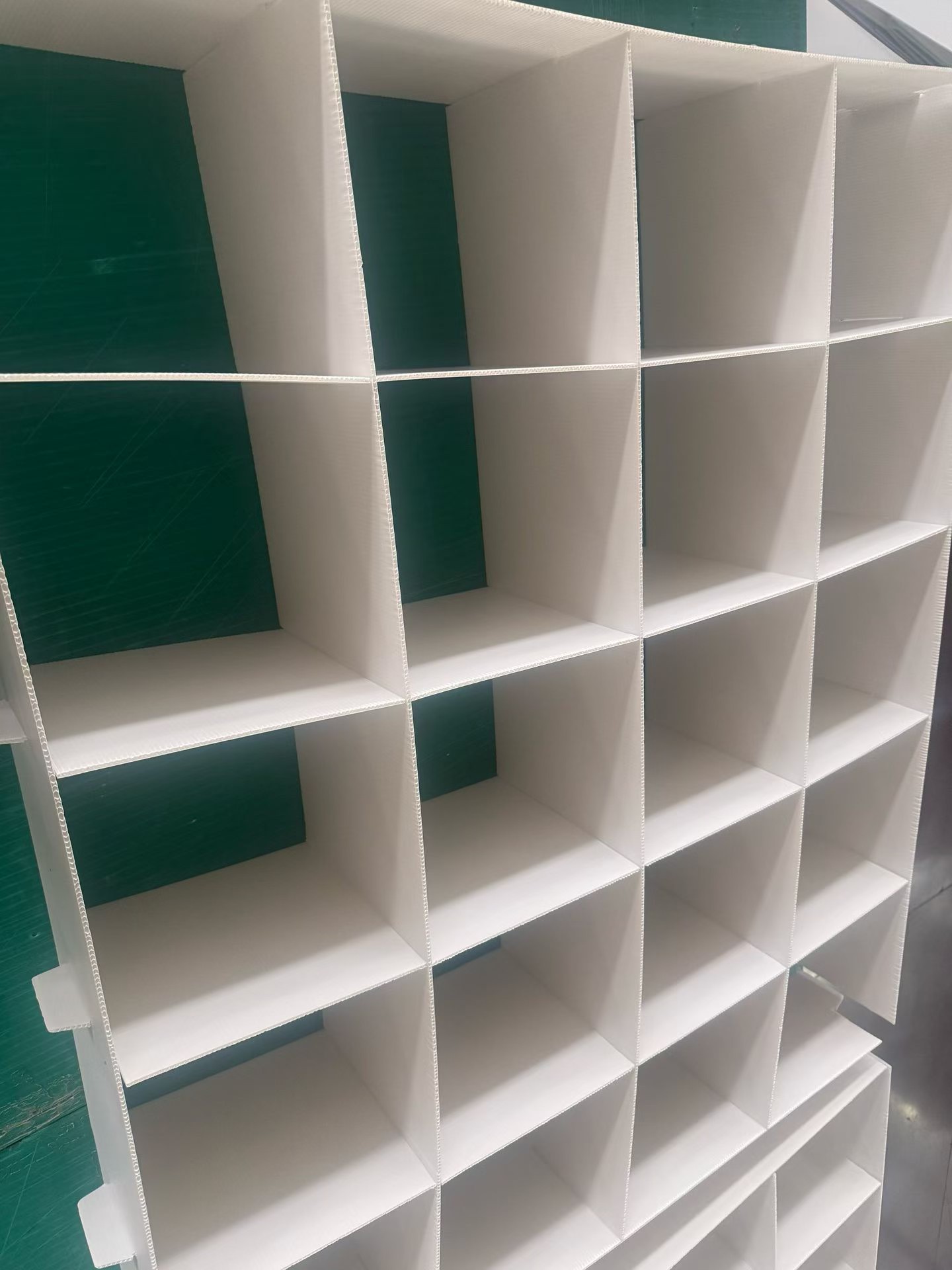 Custom PP Corrugated Plastic Boxes and Dividers for Reusable Packaging White plastic divider grid made from PP corrugated sheet