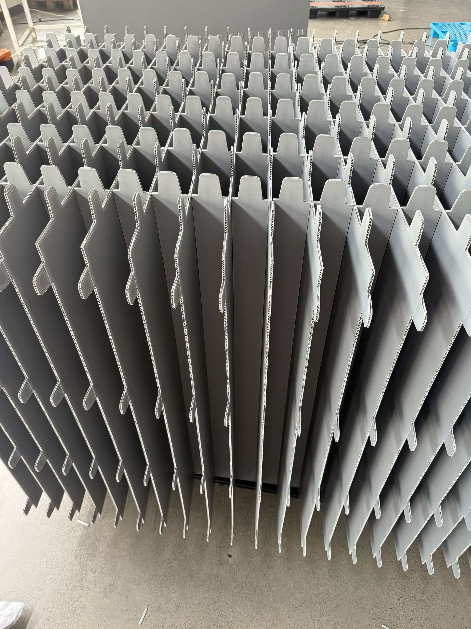 Custom PP Corrugated Plastic Boxes and Dividers for Reusable Packaging Custom grey PP plastic dividers for parts separation