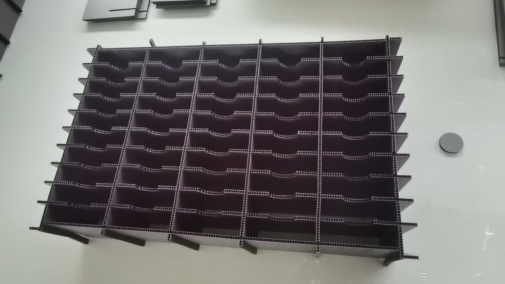 How to Choose PP Corrugated Boxes and Dividers for Reusable Export Packaging Custom PP corrugated plastic divider grid with semicircle cutouts