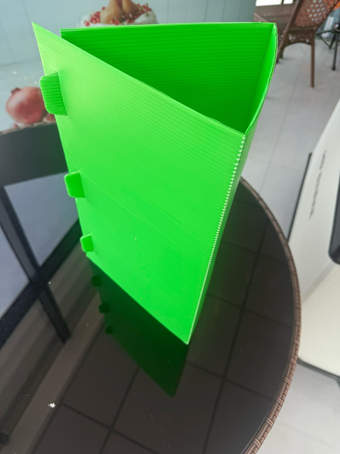 Bright green PP corrugated box side detail with folded edge structure