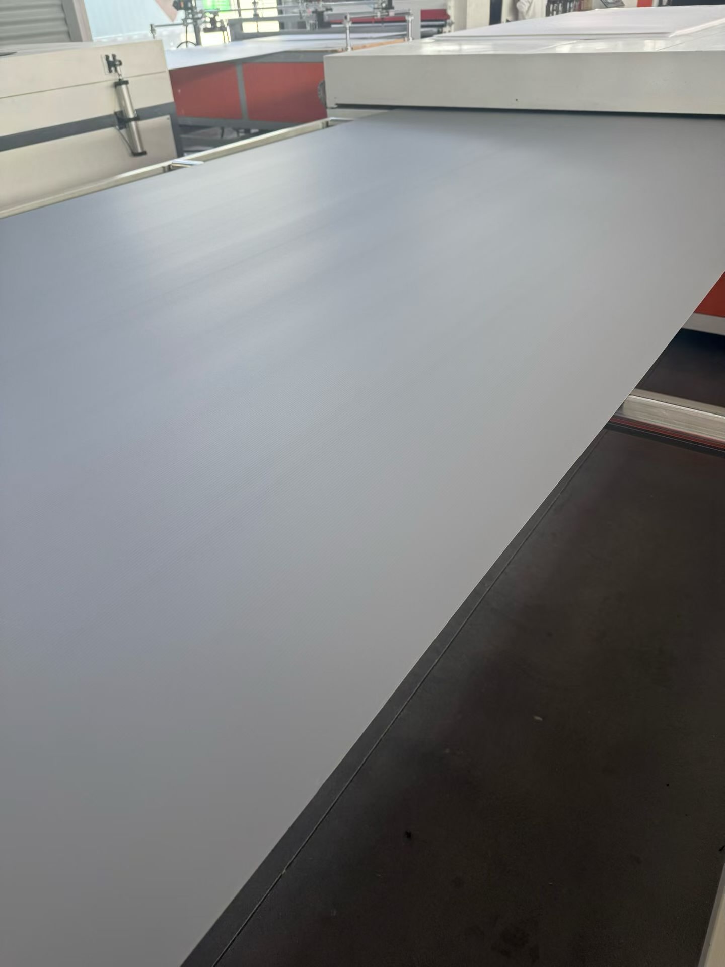 White PP hollow sheet on cutting machine for customized corrugated packaging