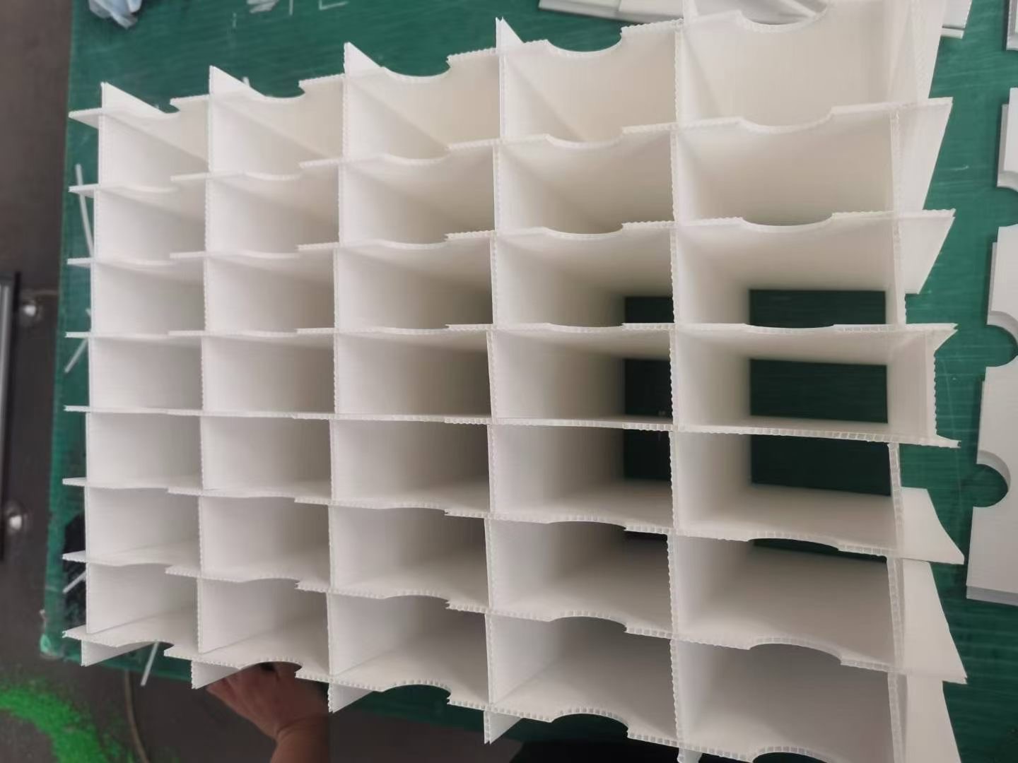 White PP corrugated divider grid for product separation and reusable packaging