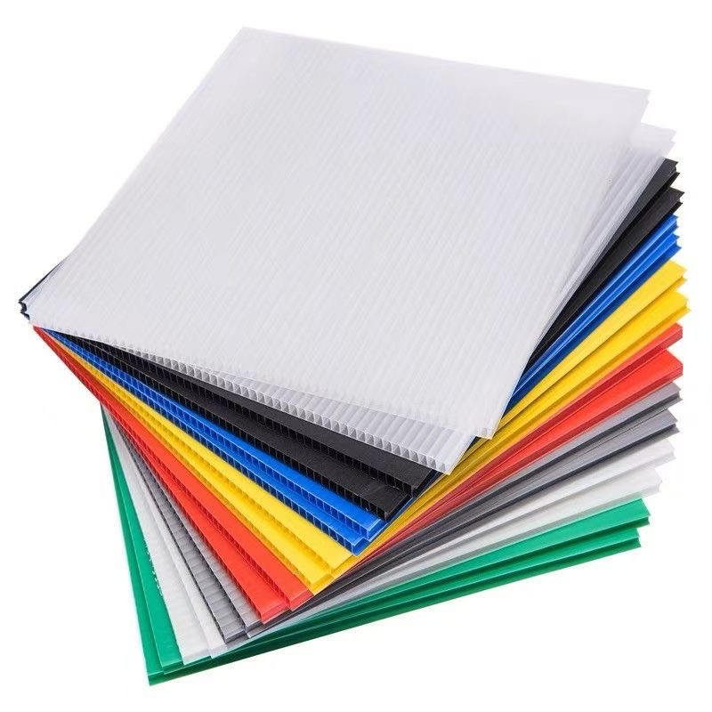 Stacked PP hollow sheets showing corrugated flute structure and color options