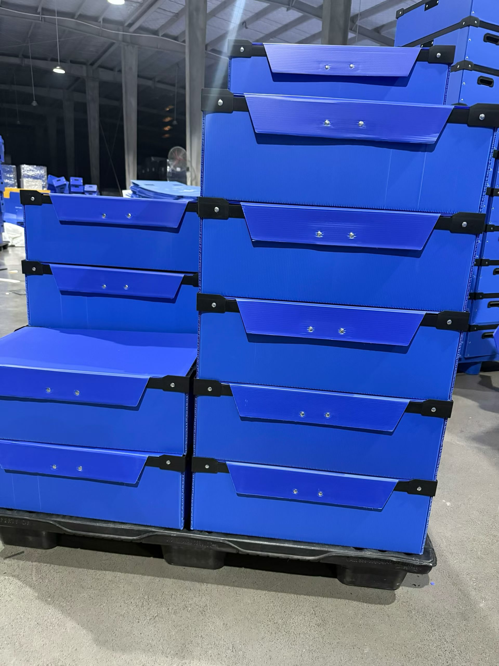 Folded blue PP corrugated turnover boxes stacked on pallet to reduce return freight volume