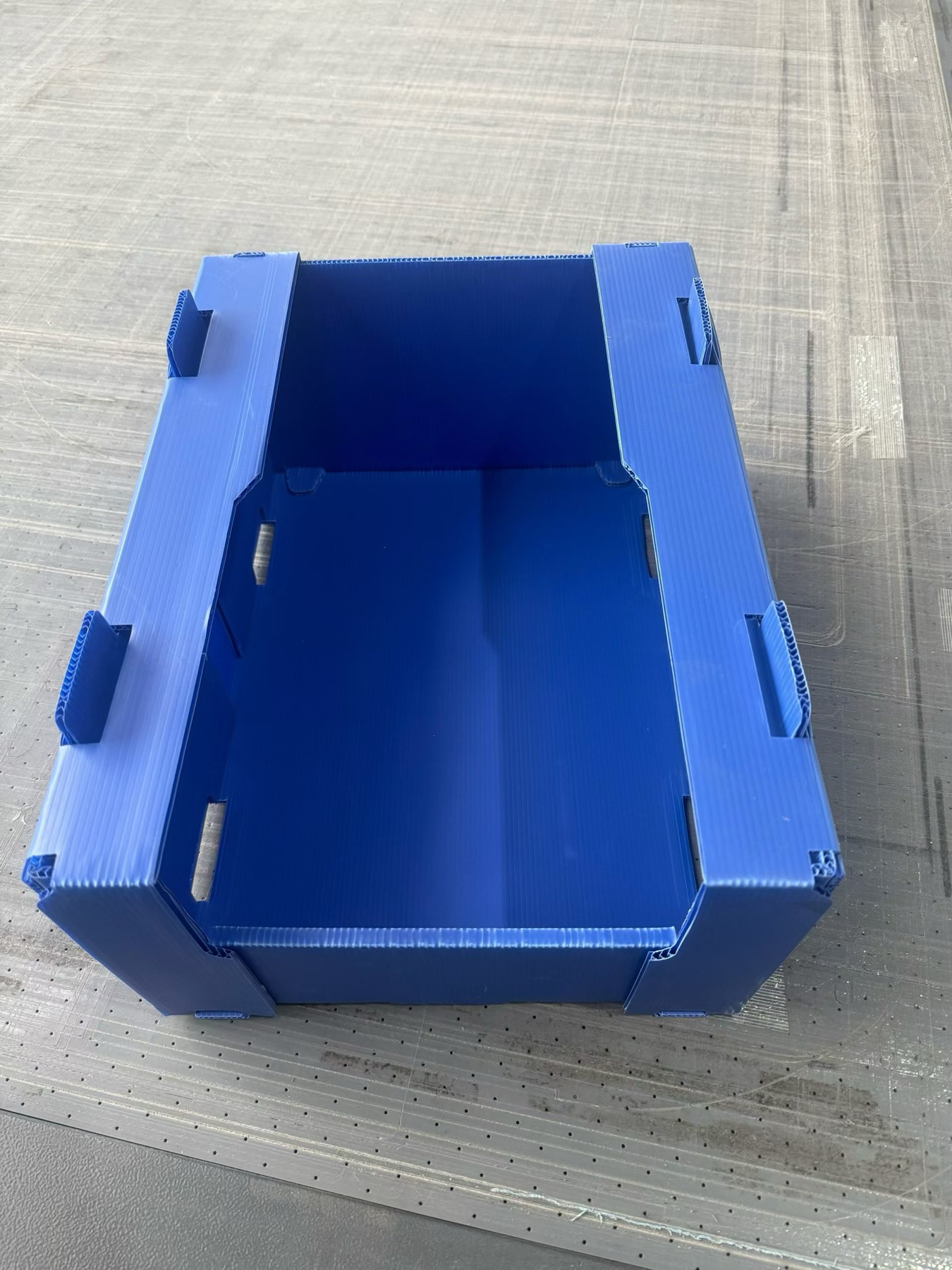 Blue foldable PP corrugated box detail with reinforced edges and assembled structure