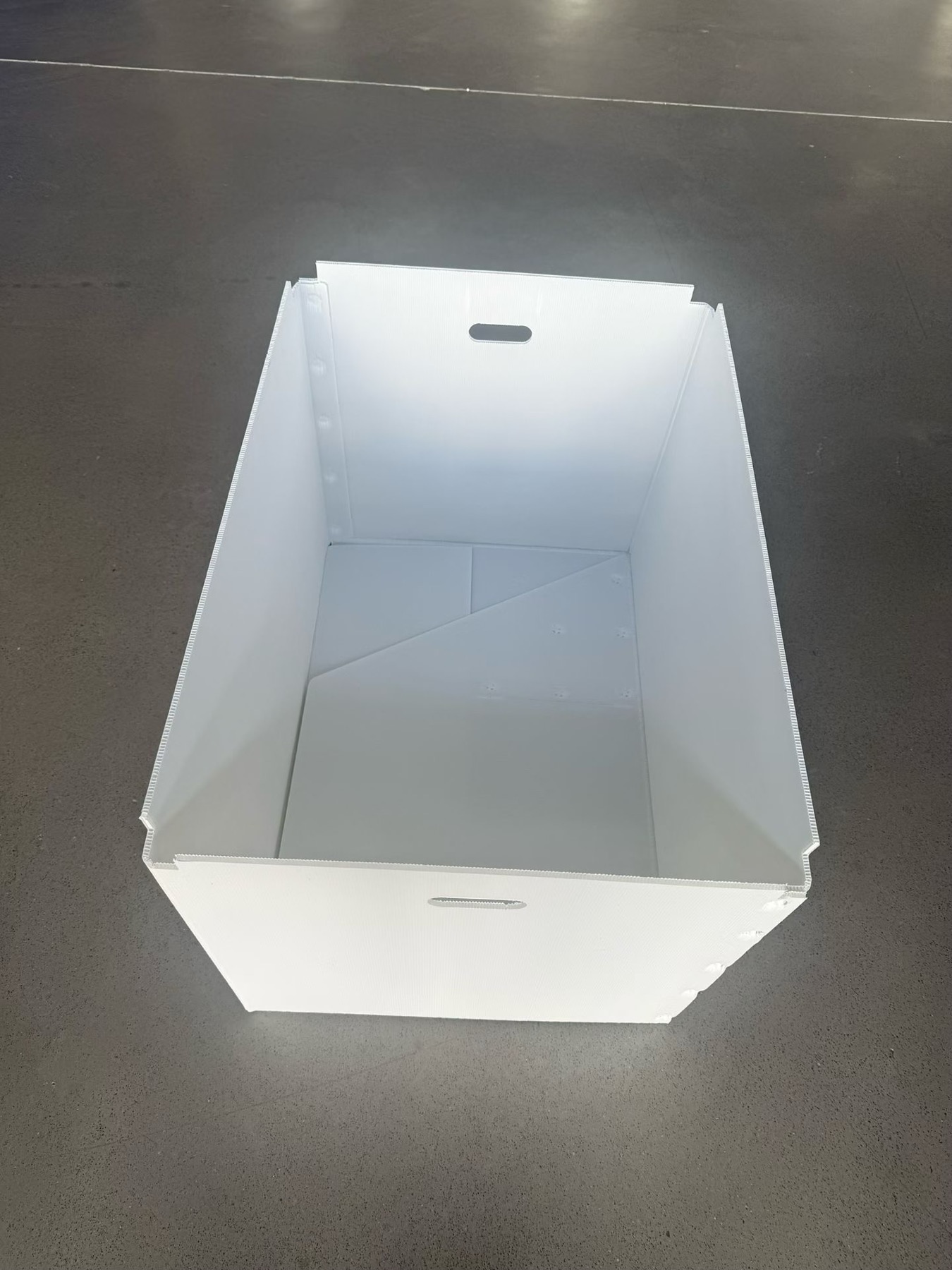 White open top PP corrugated tote box with handle holes for warehouse handling