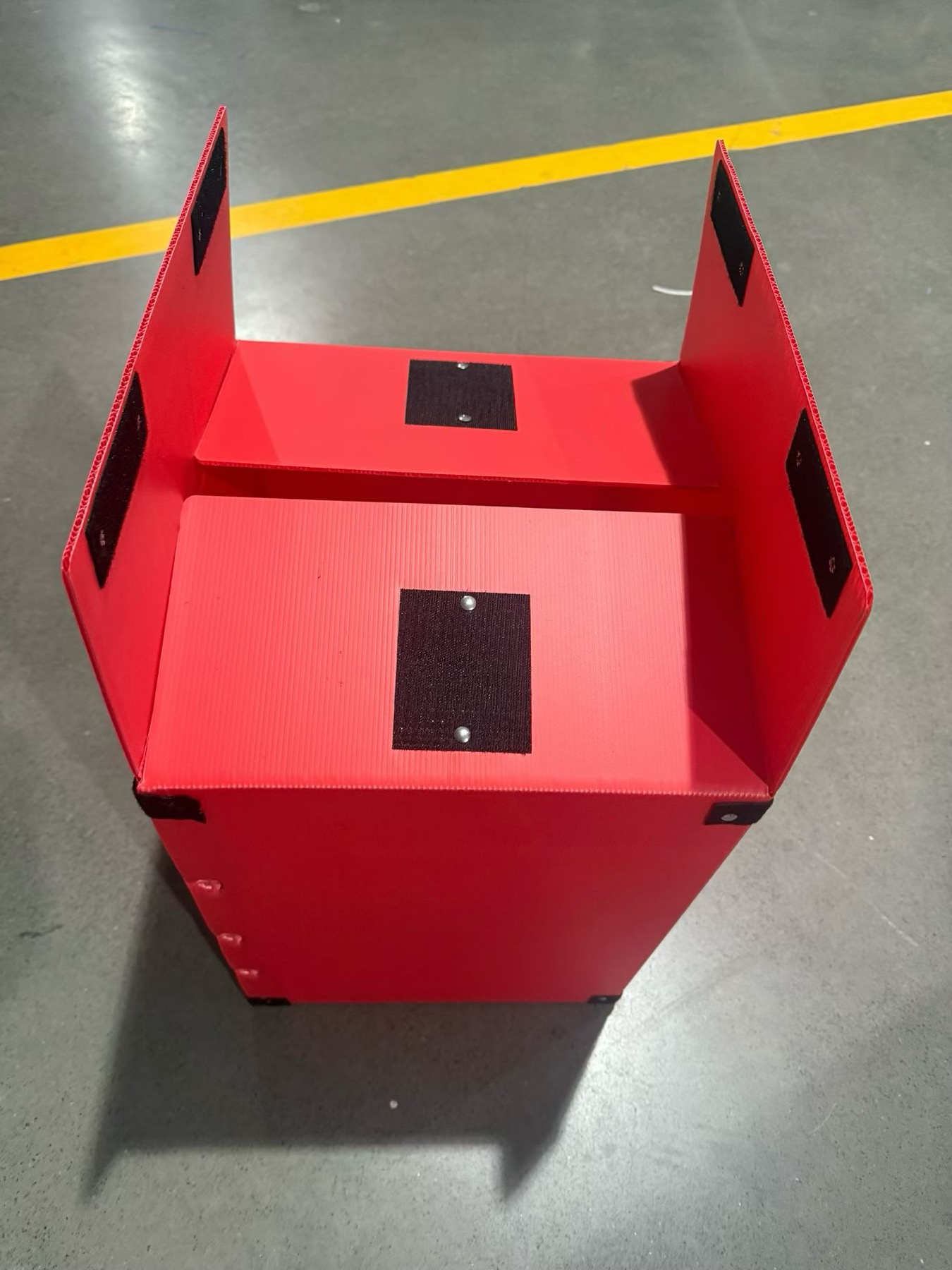 Red PP corrugated box flap and folding structure detail for custom turnover packaging