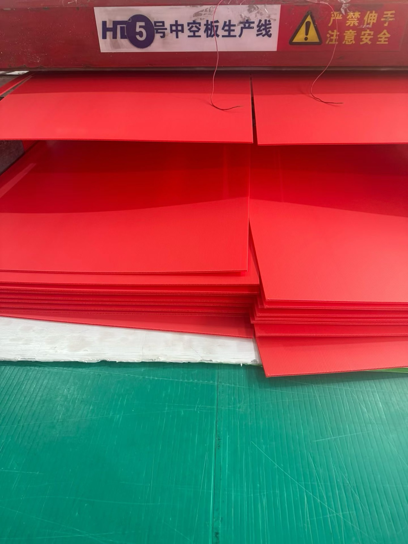 Red PP hollow sheet production line for custom corrugated plastic packaging materials