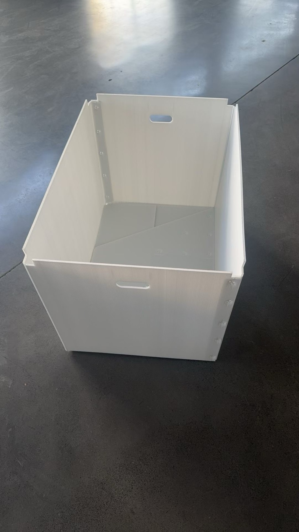 White PP corrugated open tote box sample for reusable parts storage and handling