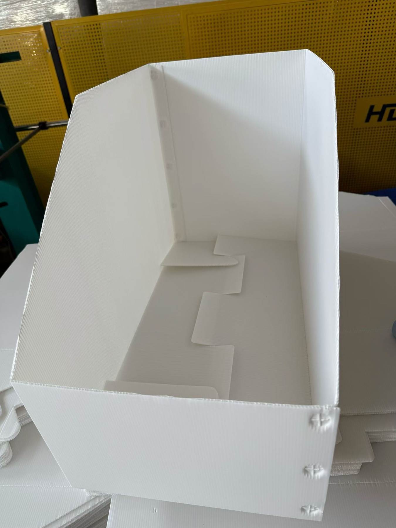 White assembled PP corrugated picking bin with reinforced side structure