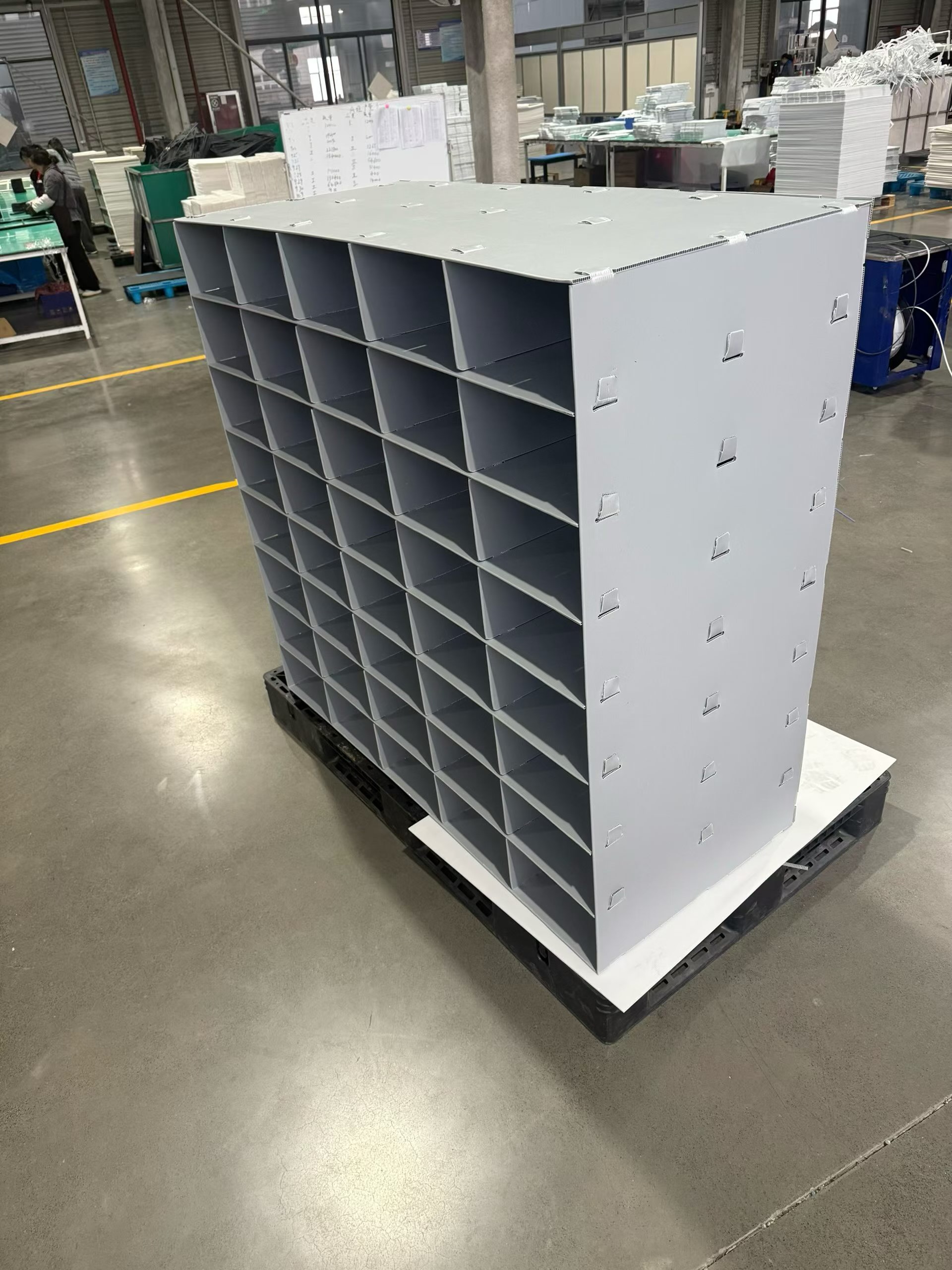 Custom PP Corrugated Divider Racks and Cell Partitions for Returnable Parts Storage Large custom PP corrugated divider rack on pallet for reusable parts storage