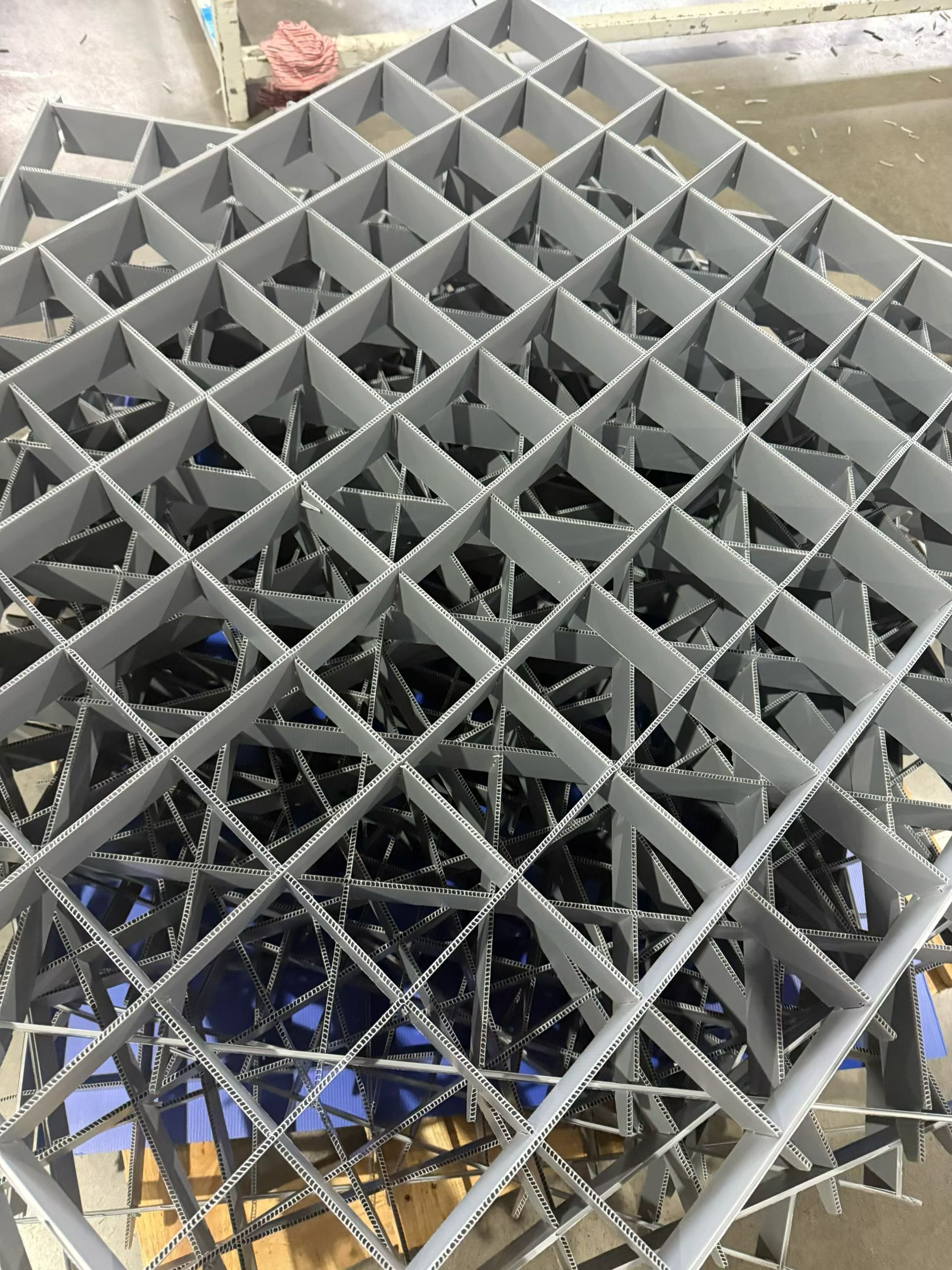 Custom PP Corrugated Divider Racks and Cell Partitions for Returnable Parts Storage Custom PP corrugated divider grid with multiple cell compartments