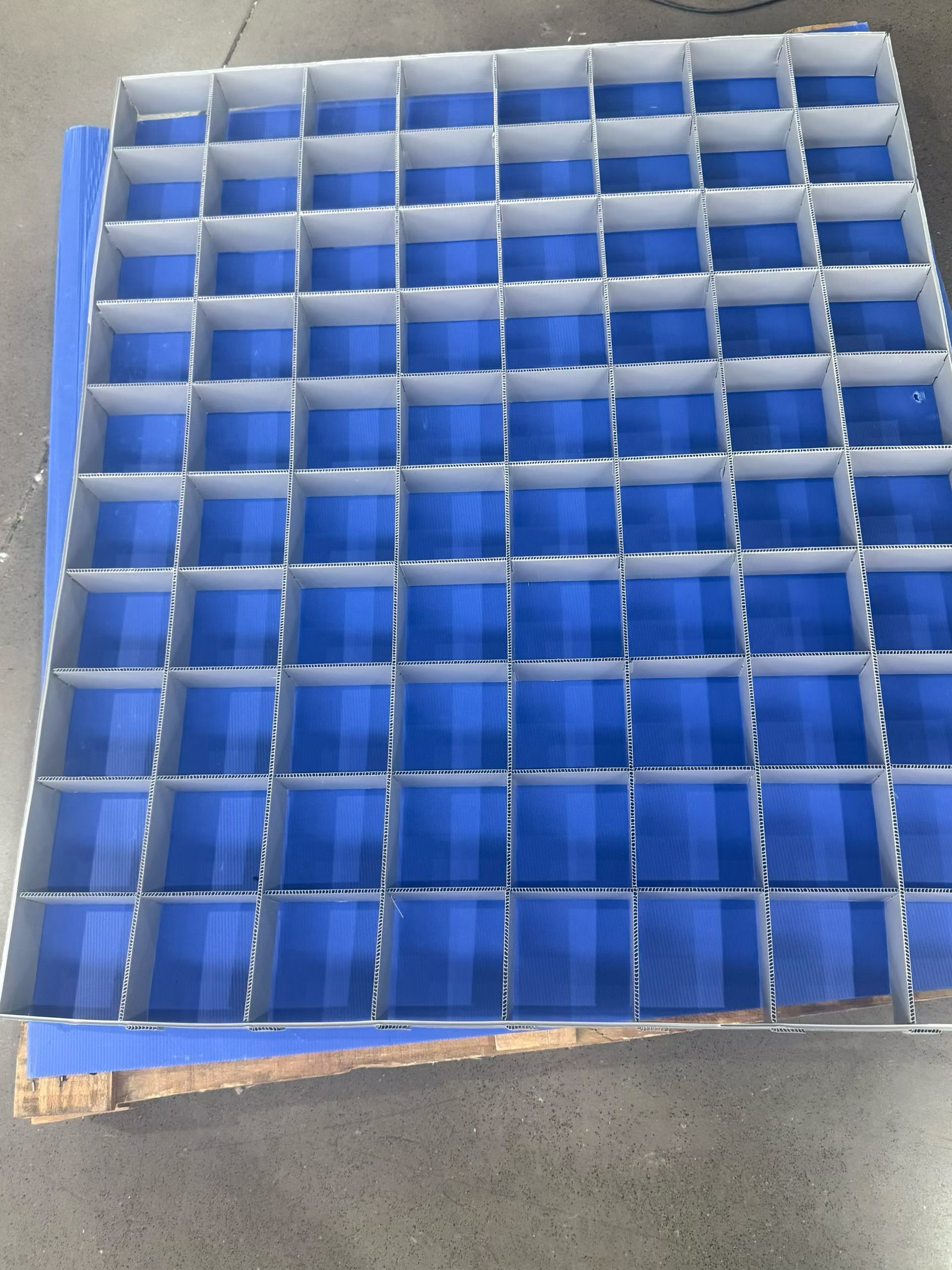 Custom PP Corrugated Divider Racks and Cell Partitions for Returnable Parts Storage Blue base with PP corrugated divider insert for component separation