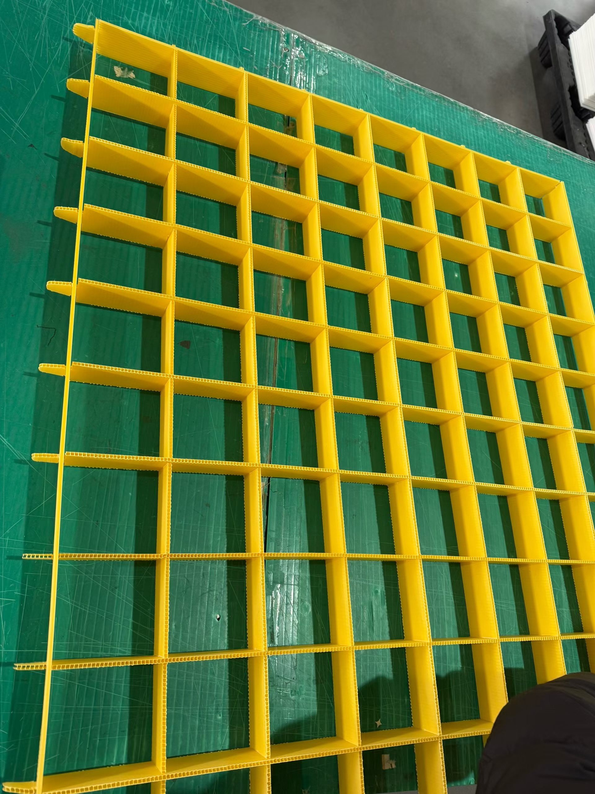 Custom PP Corrugated Divider Racks and Cell Partitions for Returnable Parts Storage Yellow corrugated plastic divider grid for custom parts packaging
