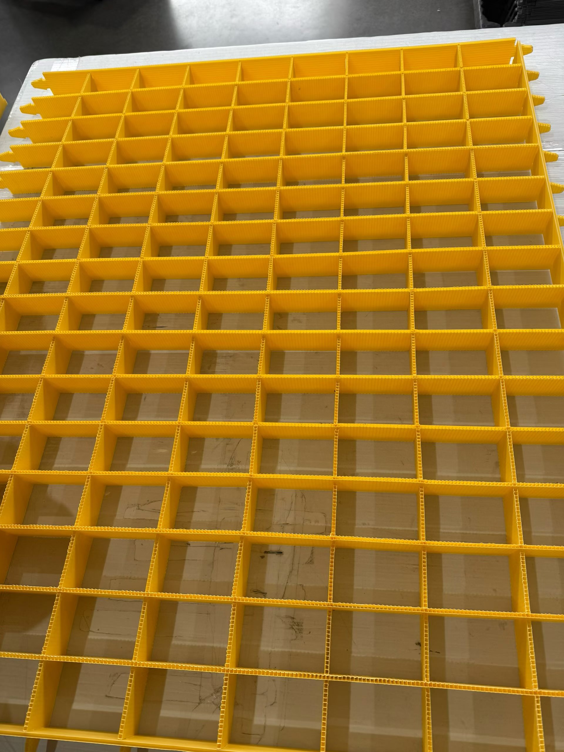 Custom PP Corrugated Divider Racks and Cell Partitions for Returnable Parts Storage Yellow PP corrugated partition tray with fixed cell layout