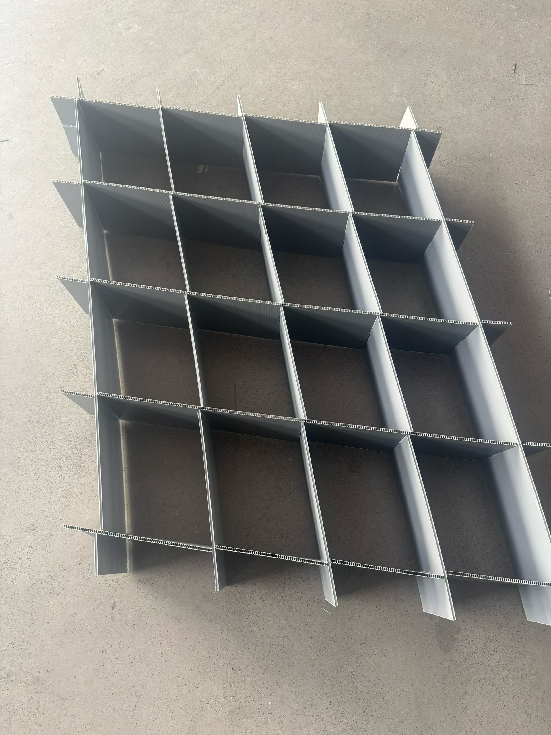 Custom PP Corrugated Divider Racks and Cell Partitions for Returnable Parts Storage Gray large-cell PP corrugated divider insert for returnable packaging