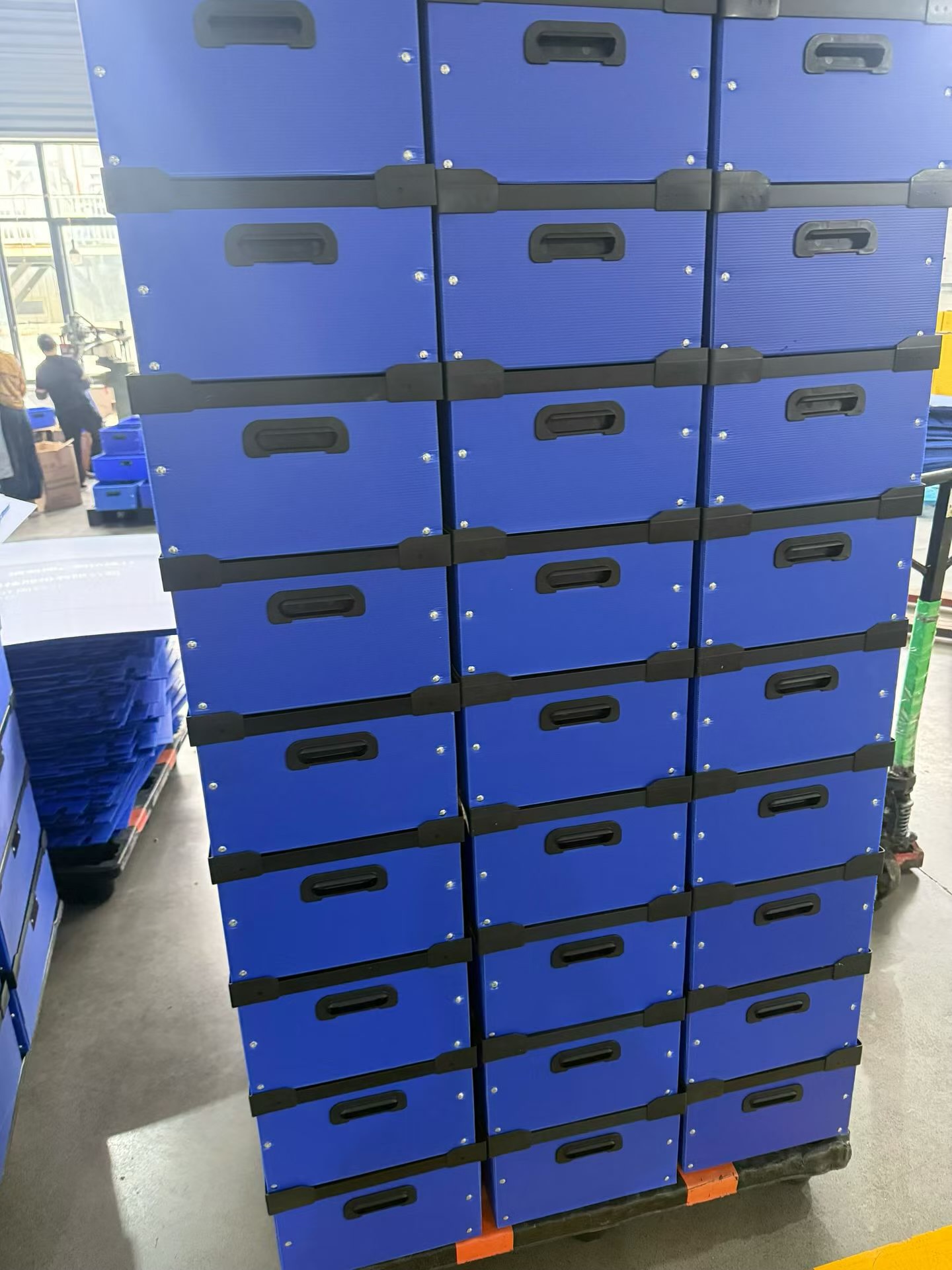 Custom PP Corrugated Divider Racks and Cell Partitions for Returnable Parts Storage Stacked blue PP corrugated boxes prepared for warehouse handling