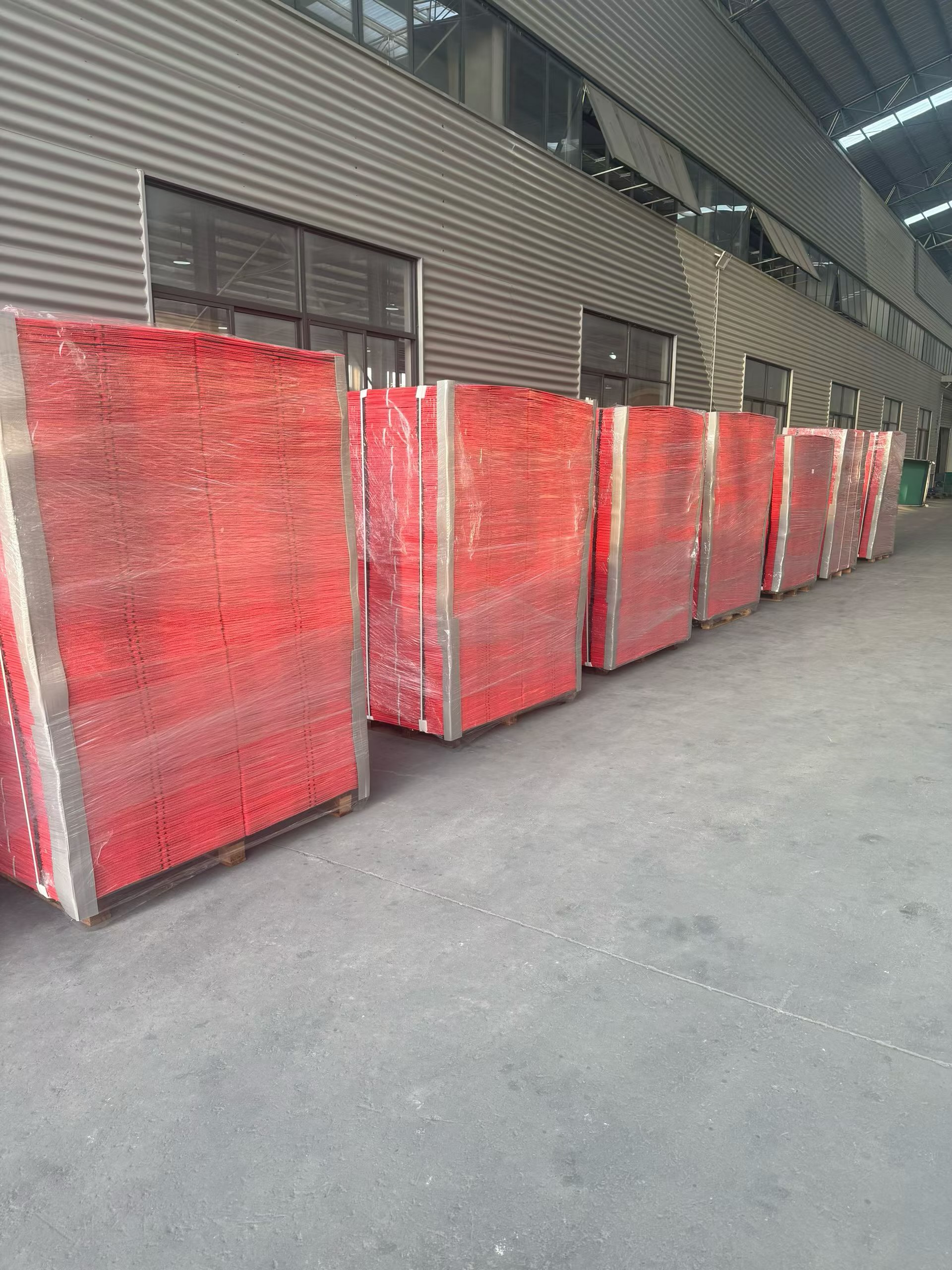 Custom PP Corrugated Divider Racks and Cell Partitions for Returnable Parts Storage Red PP hollow sheet stacks wrapped for corrugated plastic packaging production