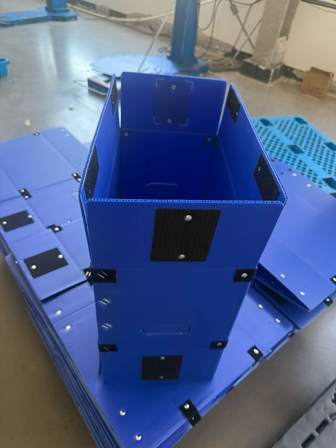 Tall blue foldable PP corrugated box with hook-and-loop closure patches