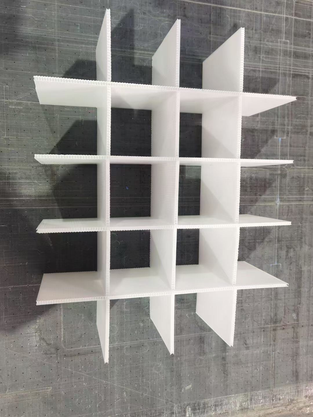 Interlocking PP corrugated divider layout on a production workbench