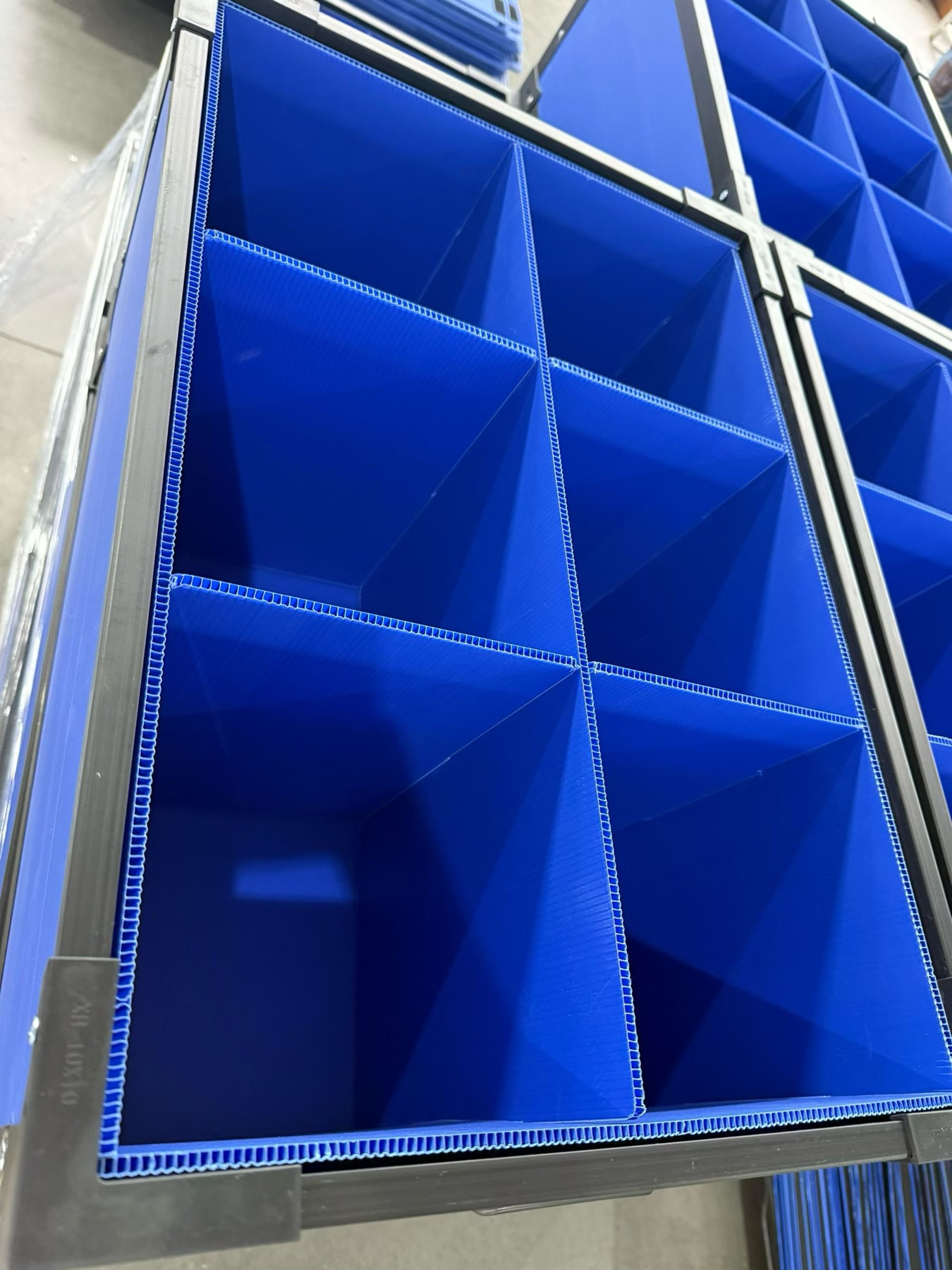 Blue PP corrugated divider box with black reinforced frame and multiple cells