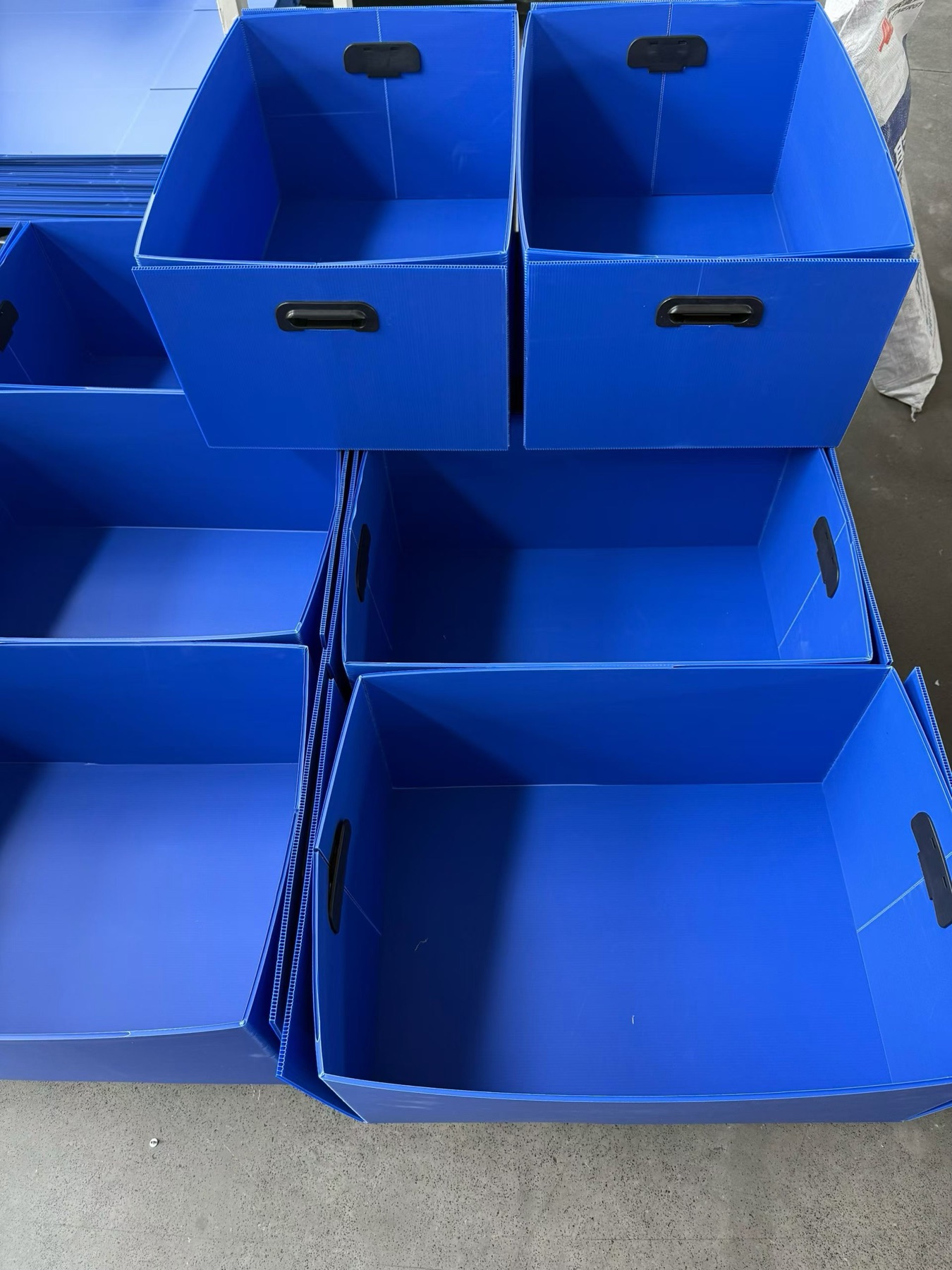 Open blue PP corrugated boxes with integrated hand holes