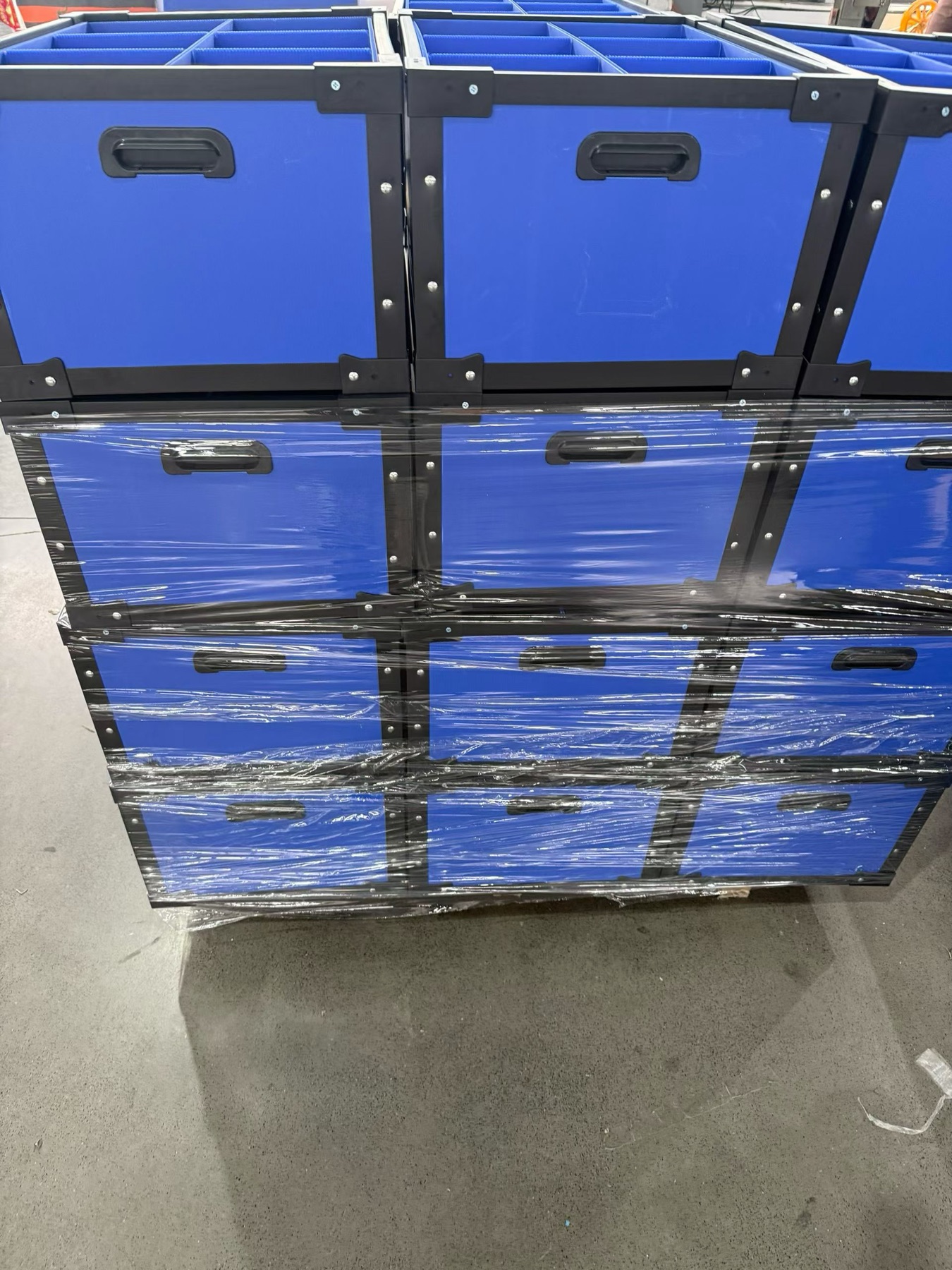 Wrapped batch of reinforced PP corrugated boxes prepared for handling