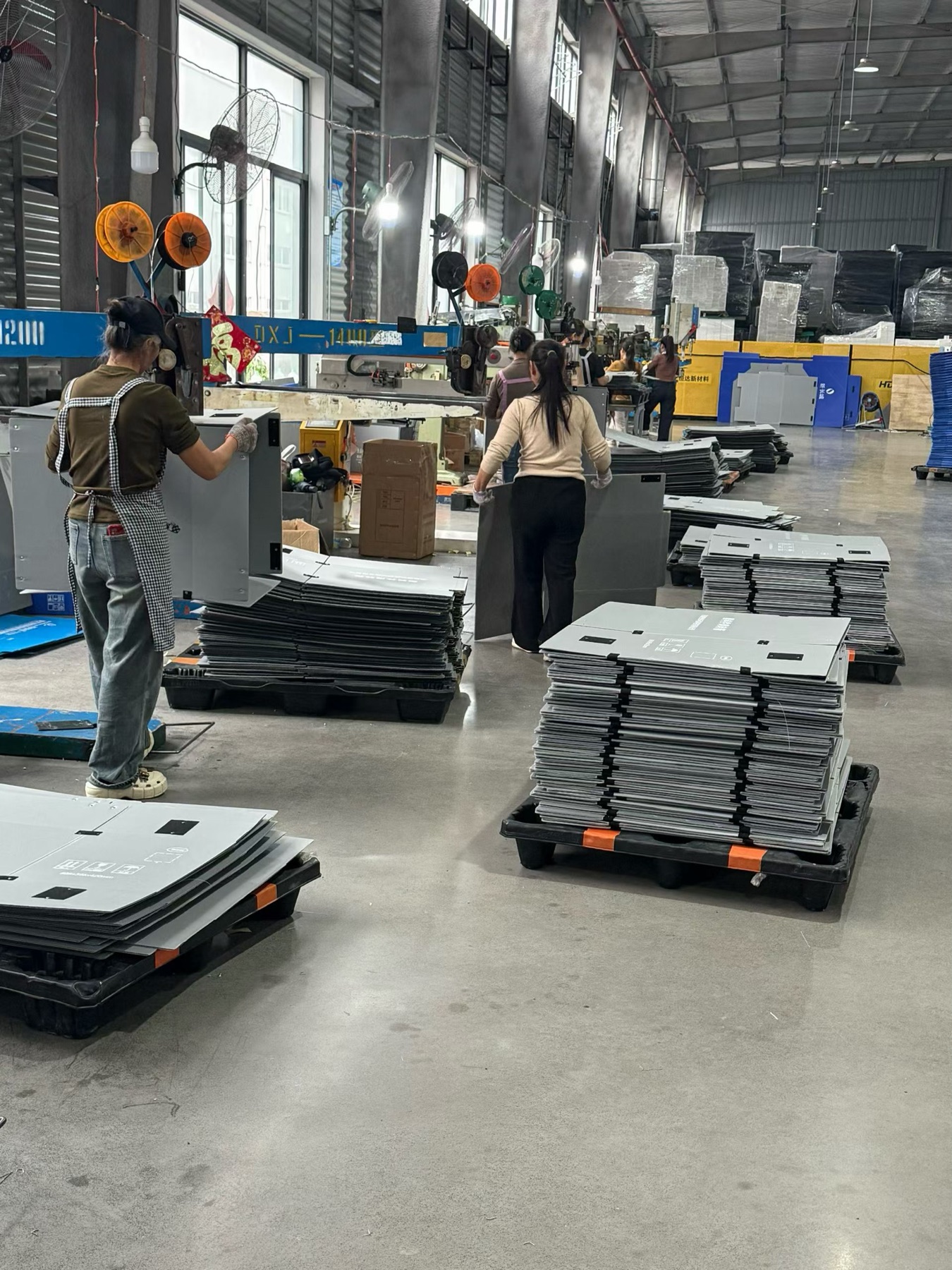 PP corrugated box components being assembled in the factory