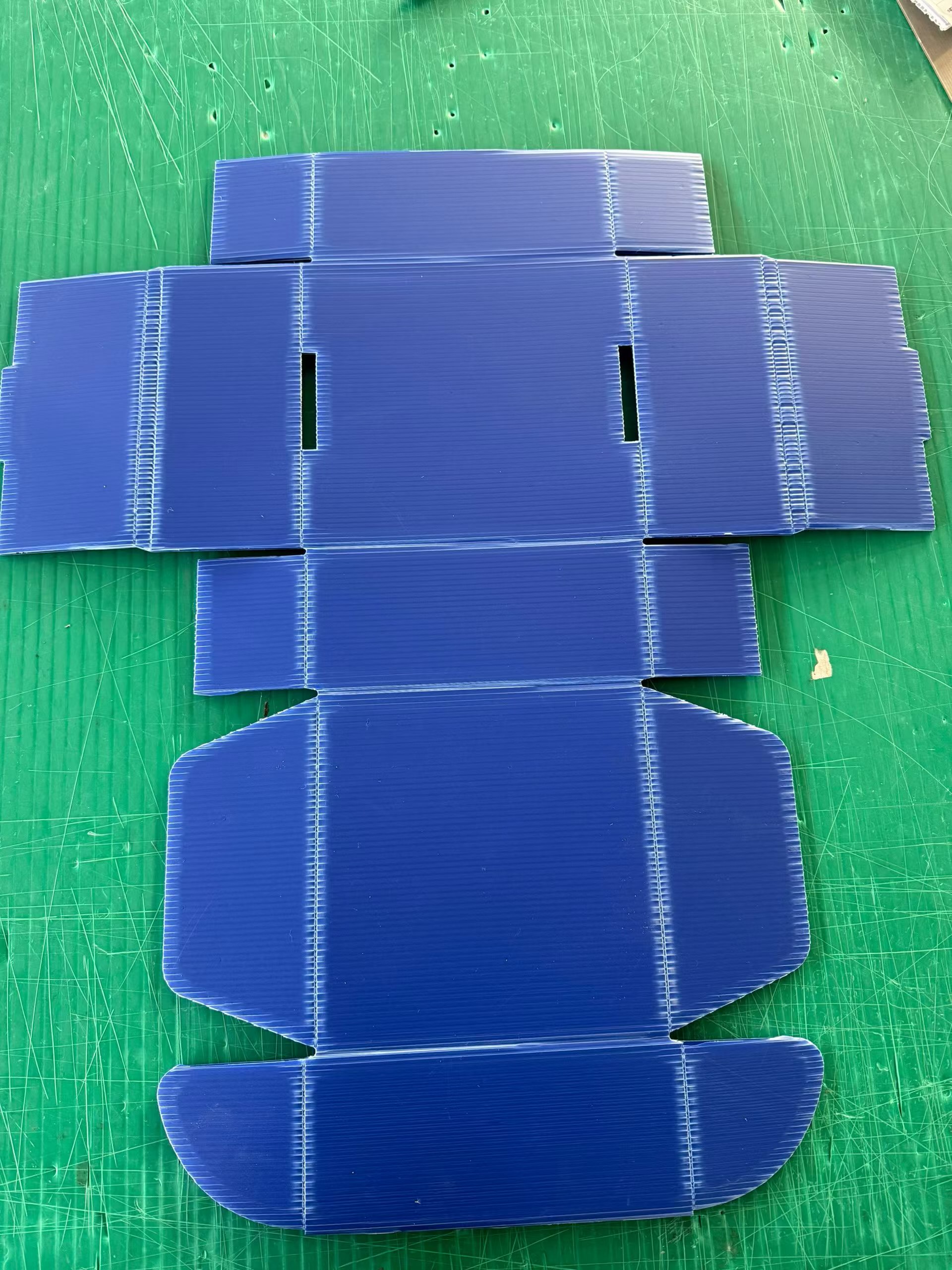 Die cut PP corrugated box blank with slots and fold lines before assembly