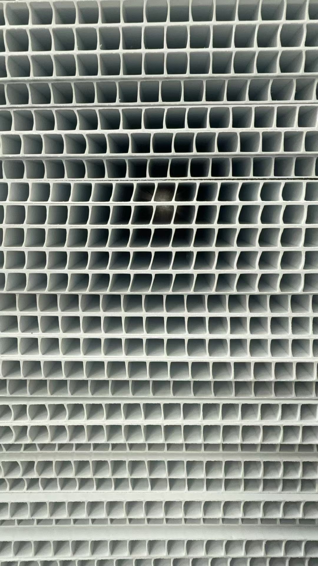 Stacked white PP hollow sheet cross sections showing parallel flutes