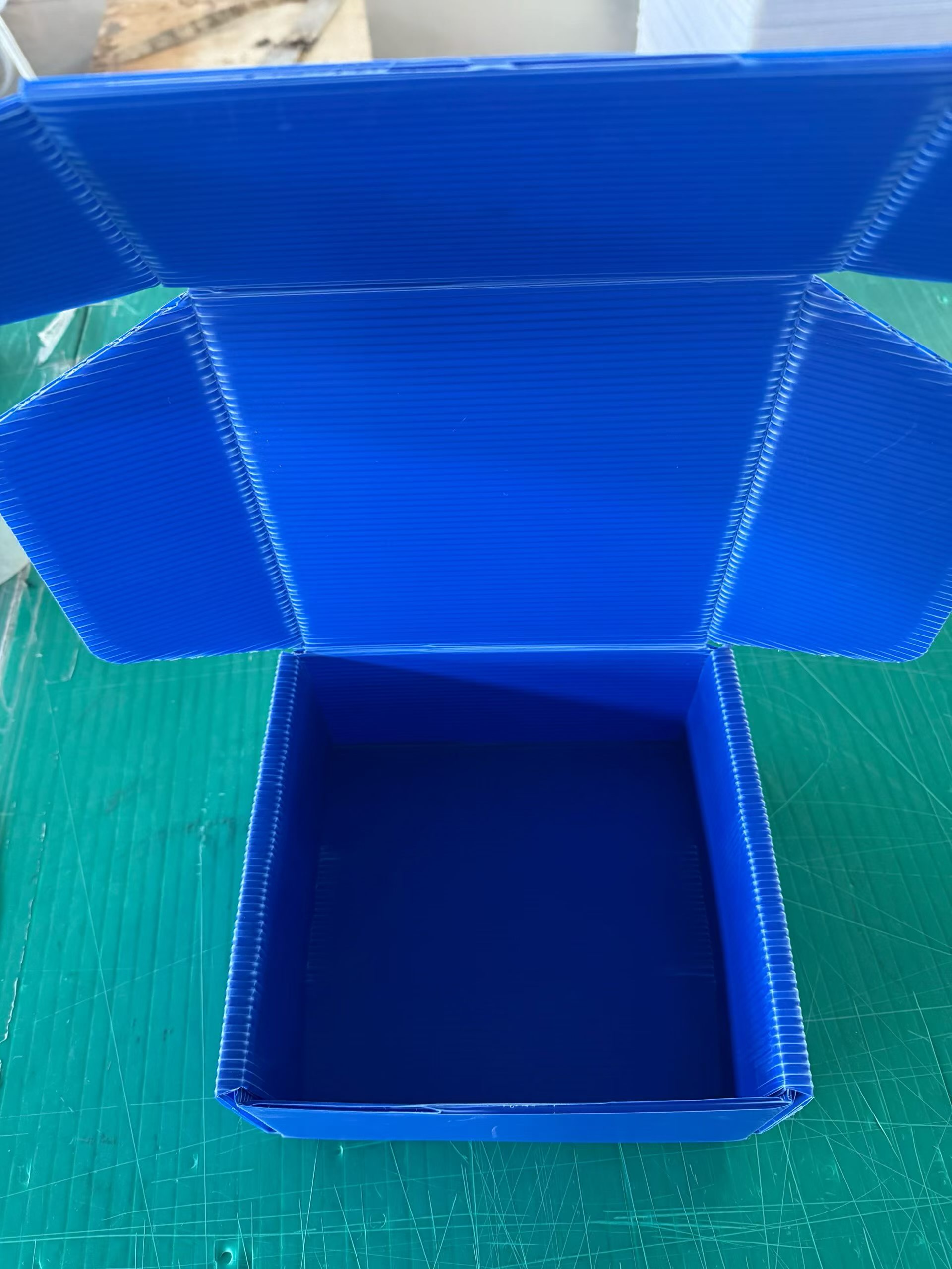 Blue PP corrugated box interior showing foldable box construction