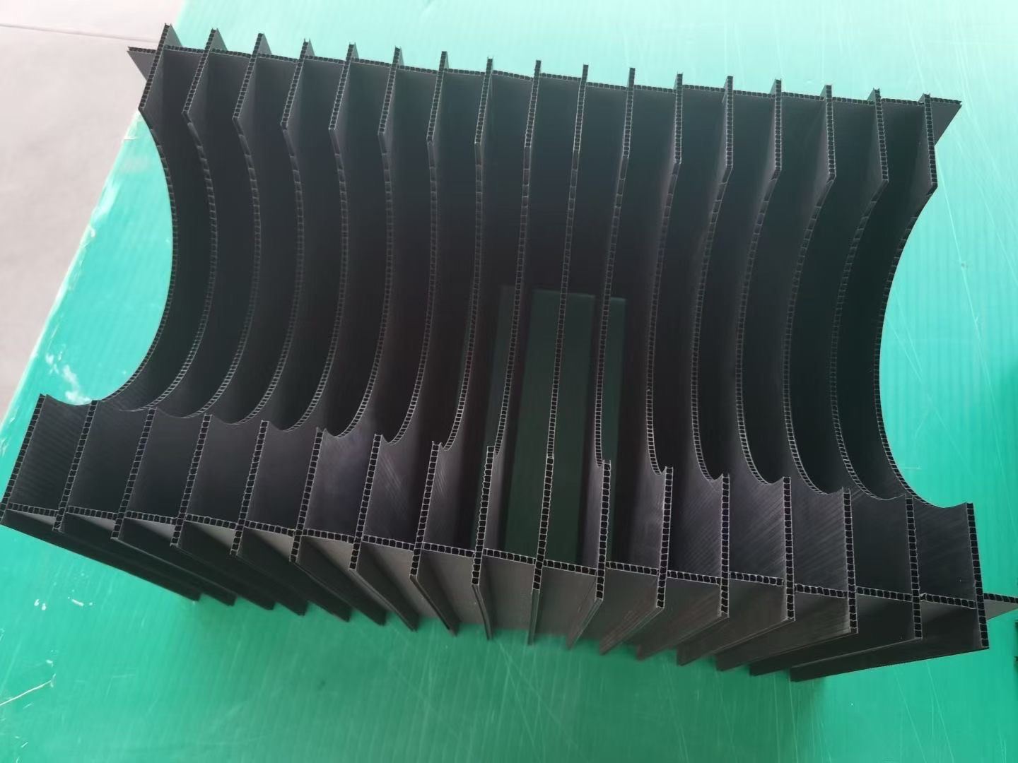 Black PP corrugated divider insert for curved parts and industrial packaging
