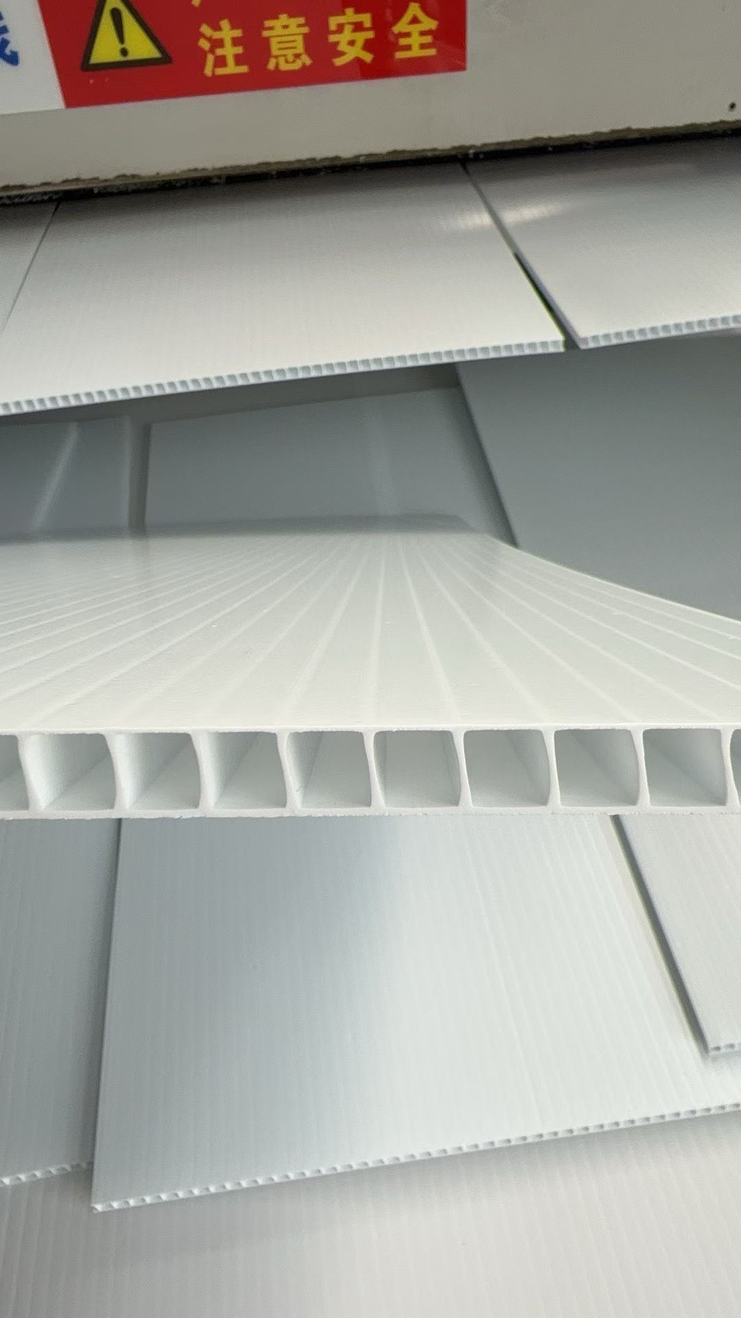 White PP hollow sheet cross sections showing twin-wall flute structure
