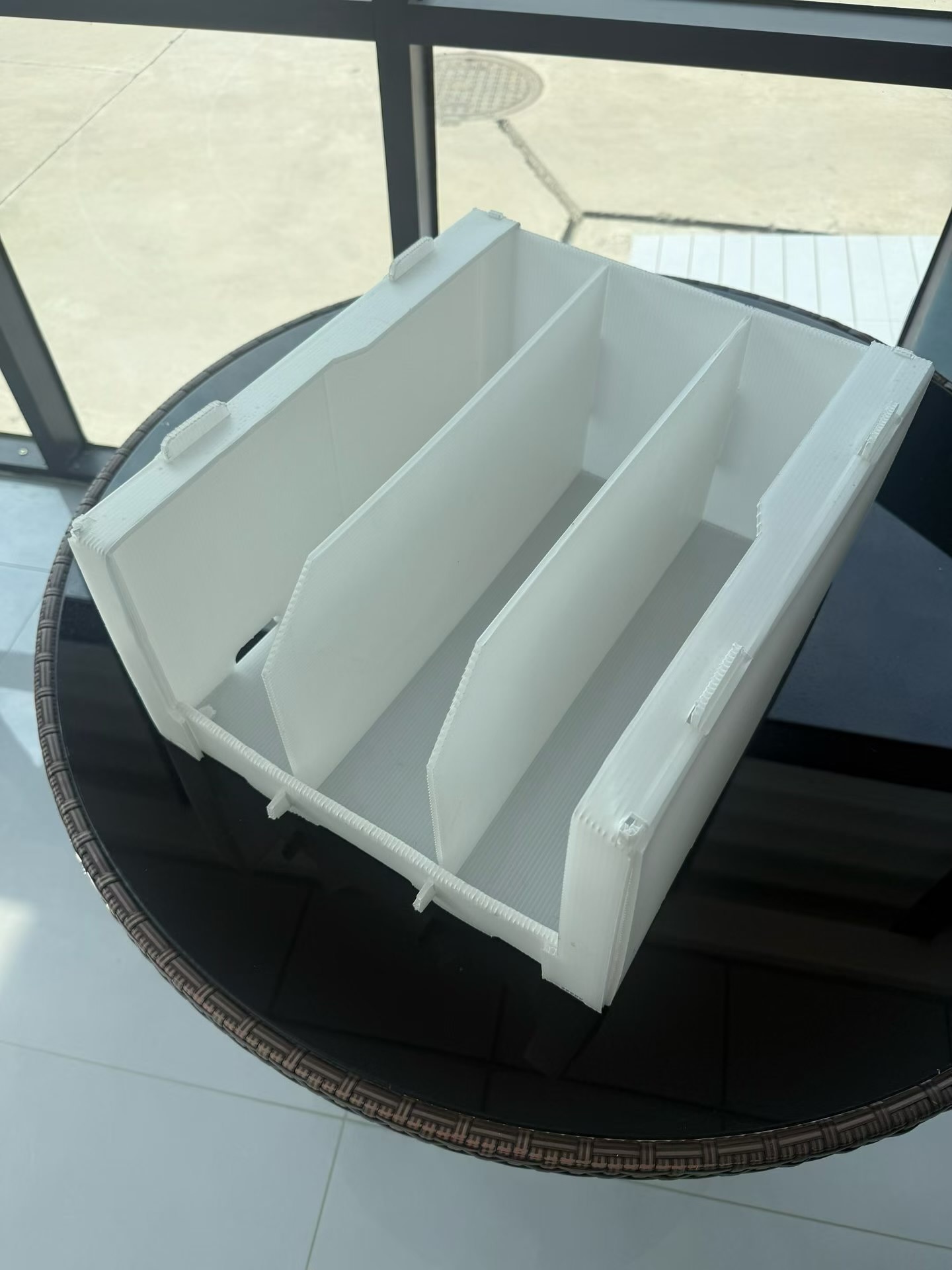 White PP corrugated tray with long divider channels for product handling