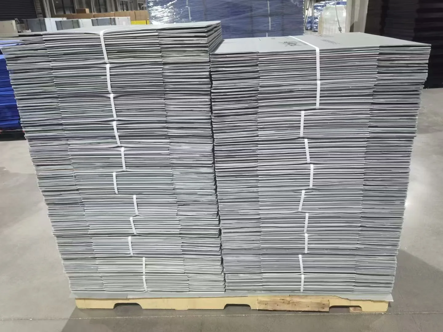 PP corrugated box components stacked on a pallet for shipment