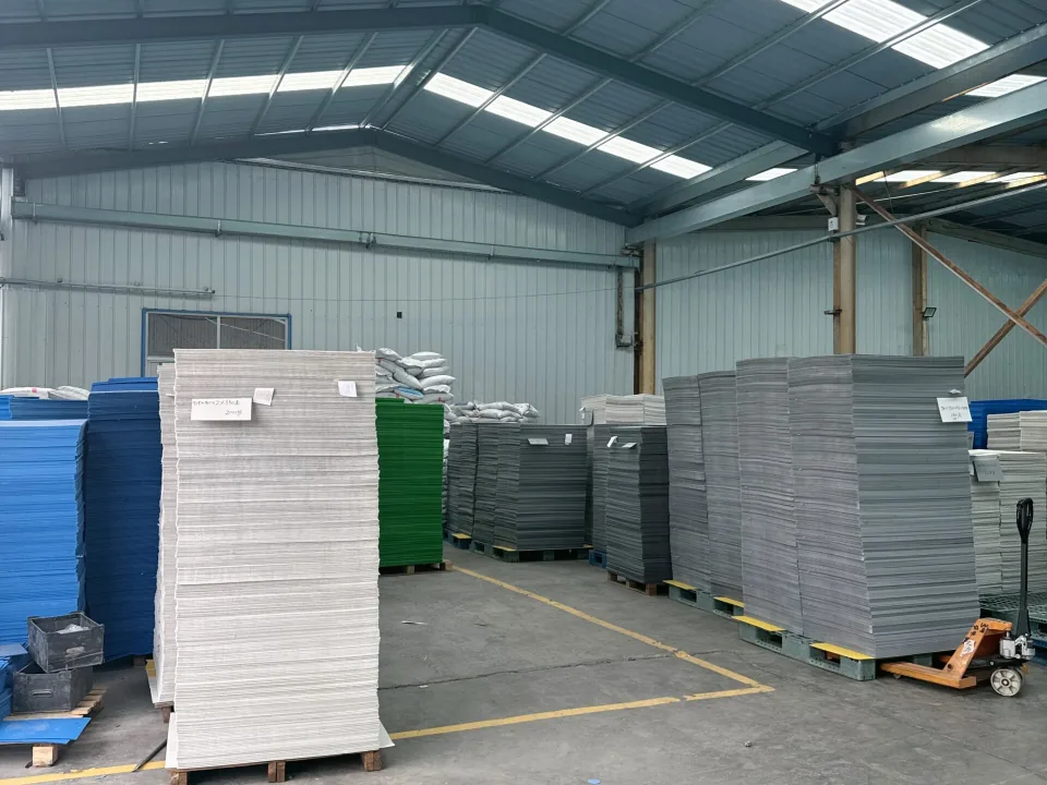 Stacked PP hollow sheets prepared for converting and packaging