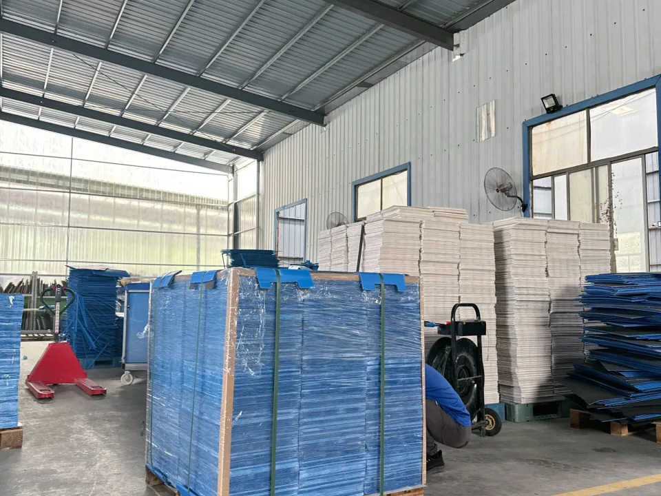 Palletized reusable PP hollow sheets in the Youqian factory